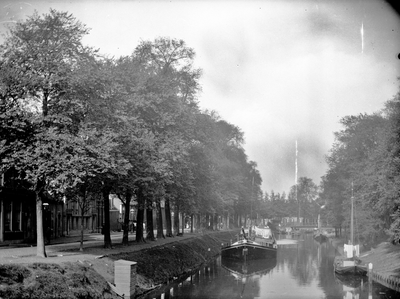 41957 Gezicht op de Stadsbuitengracht te Utrecht, vanaf de Catharijnebrug, uit het zuiden; op de achtergrond de Molenbrug.